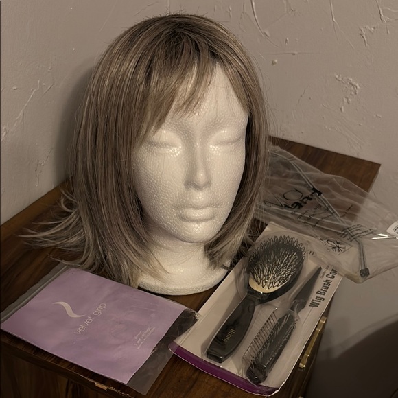 NWOT Medium Gray Wig with Dark Roots. Cap. Wig Brushes, Wig Stand, Foam stand - Picture 1 of 7